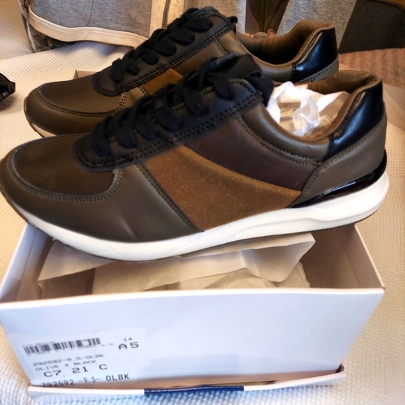 Venus Olive & Black sneakers - Picture 1 of 7